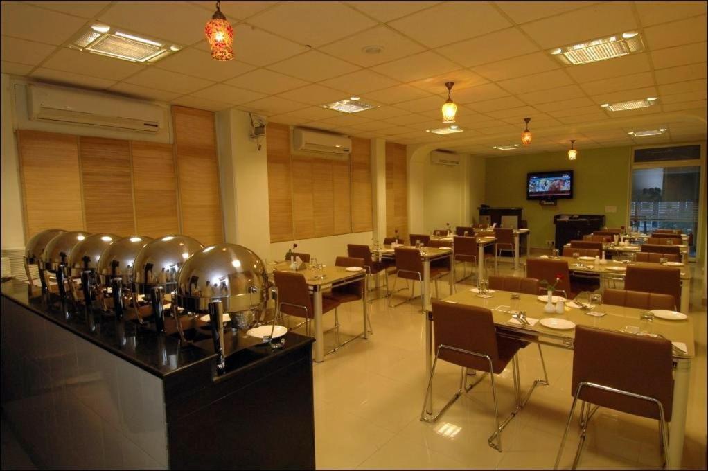 Citrus Hotel Ghaziabad Exterior photo